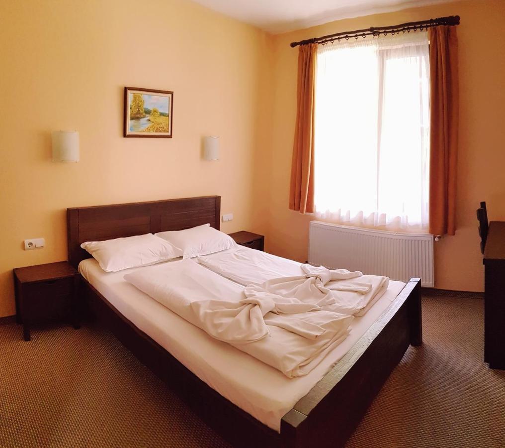 Family Hotel Chiflik Hills Bagian luar foto