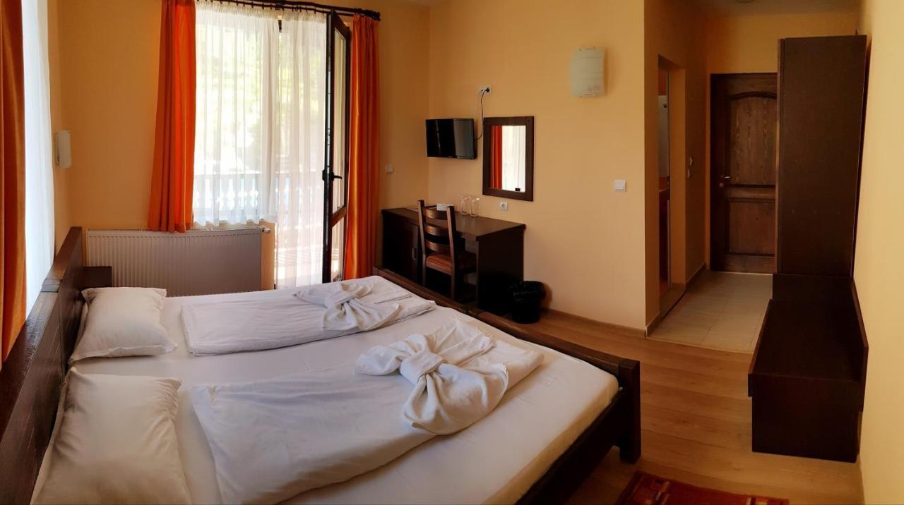 Family Hotel Chiflik Hills Bagian luar foto