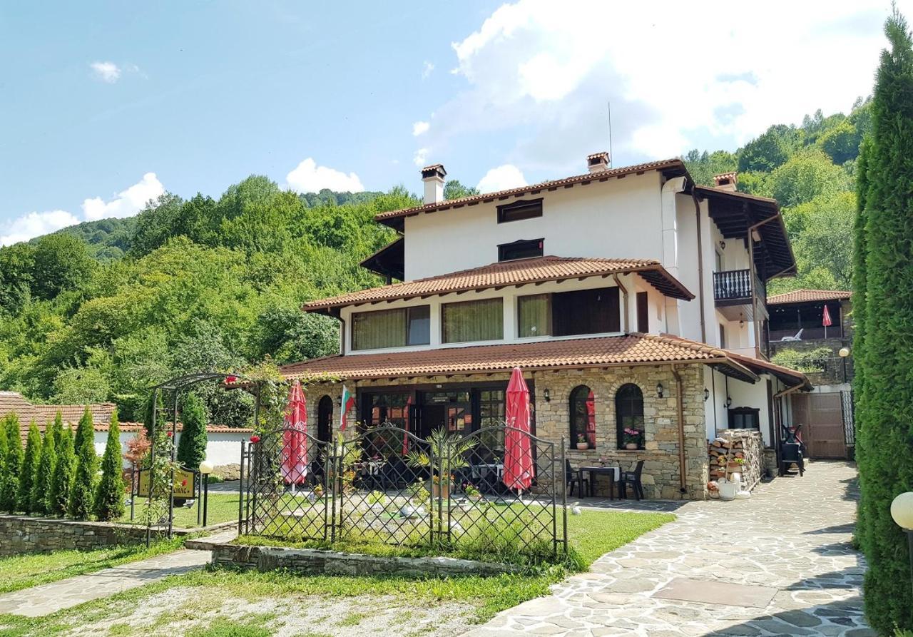 Family Hotel Chiflik Hills Bagian luar foto