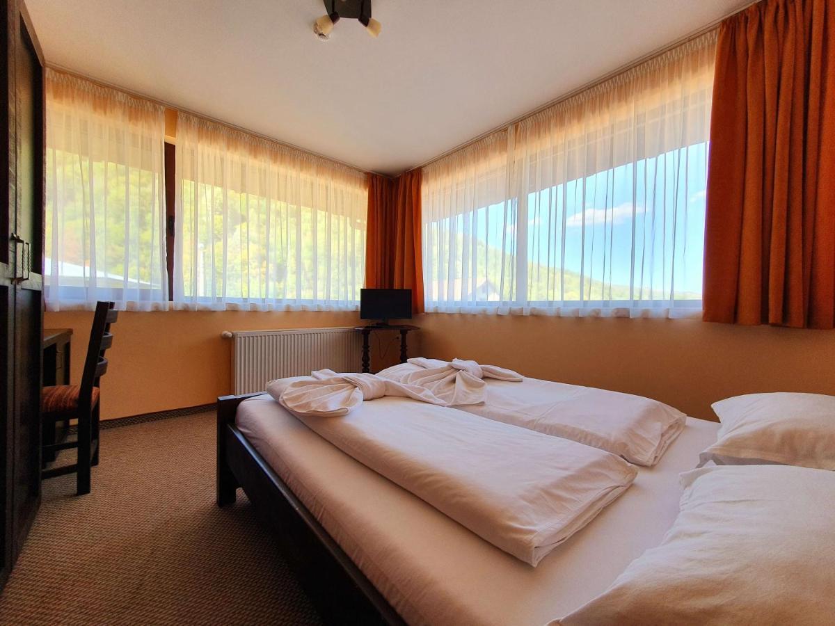 Family Hotel Chiflik Hills Bagian luar foto