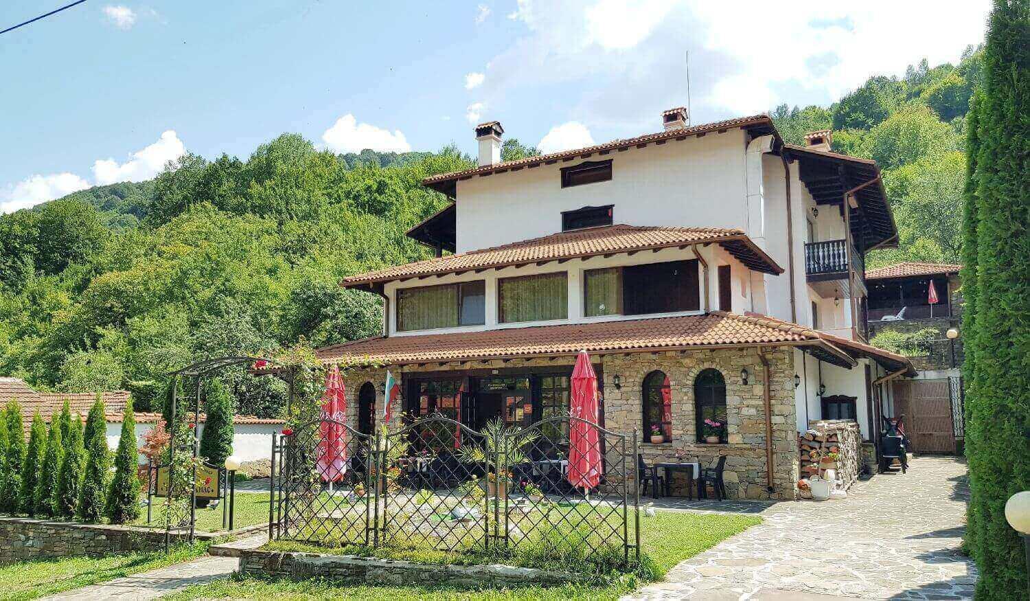 Family Hotel Chiflik Hills Bagian luar foto