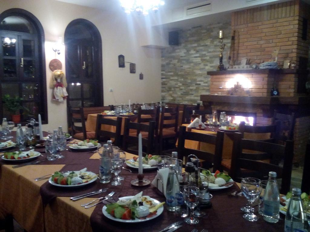 Family Hotel Chiflik Hills Bagian luar foto
