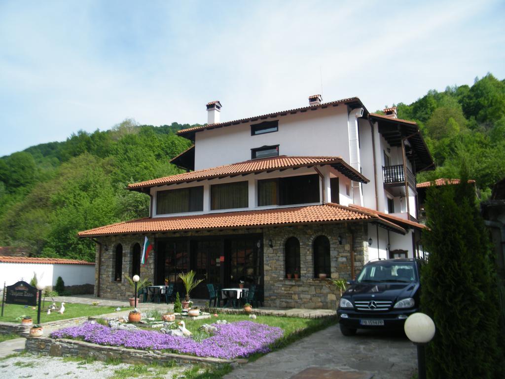Family Hotel Chiflik Hills Bagian luar foto