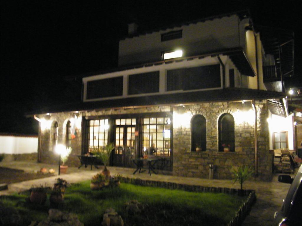 Family Hotel Chiflik Hills Bagian luar foto