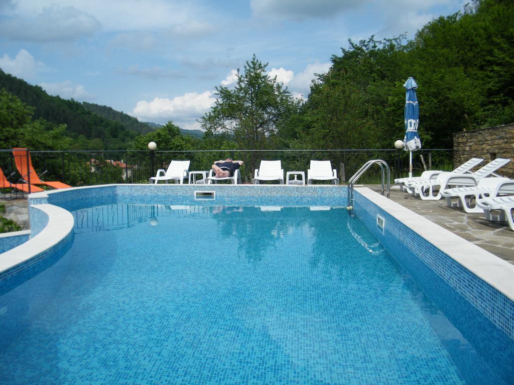 Family Hotel Chiflik Hills Bagian luar foto