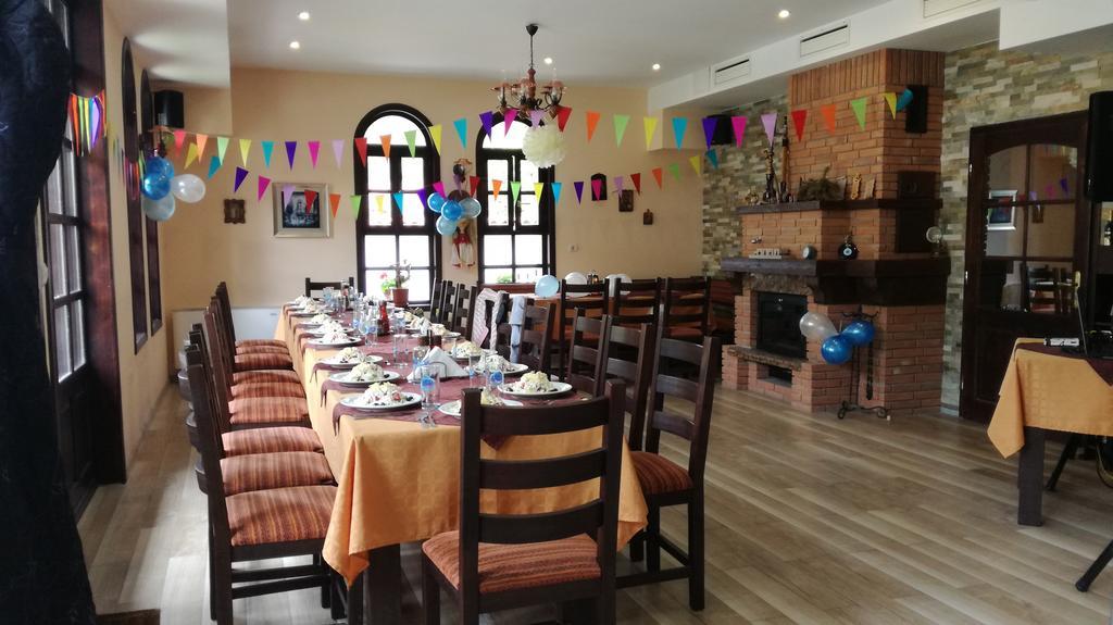 Family Hotel Chiflik Hills Bagian luar foto