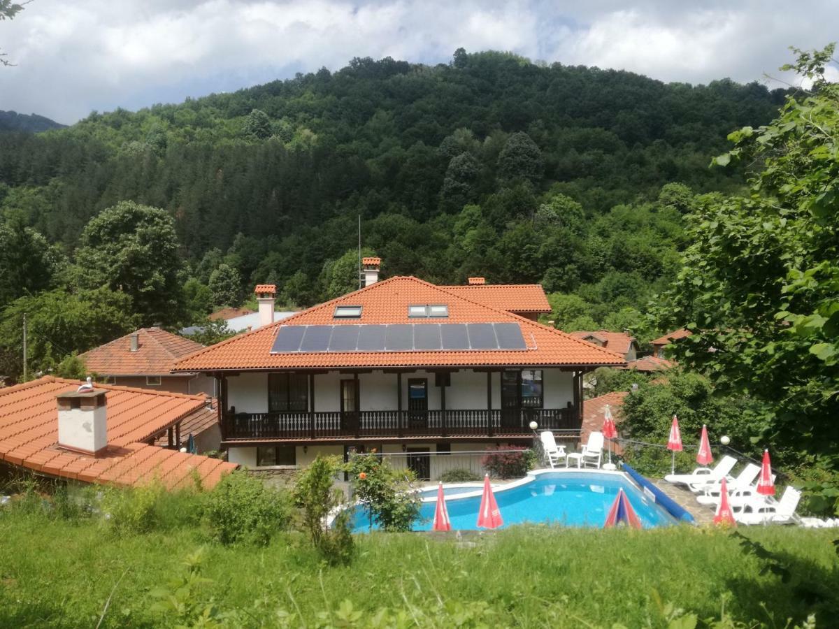 Family Hotel Chiflik Hills Bagian luar foto